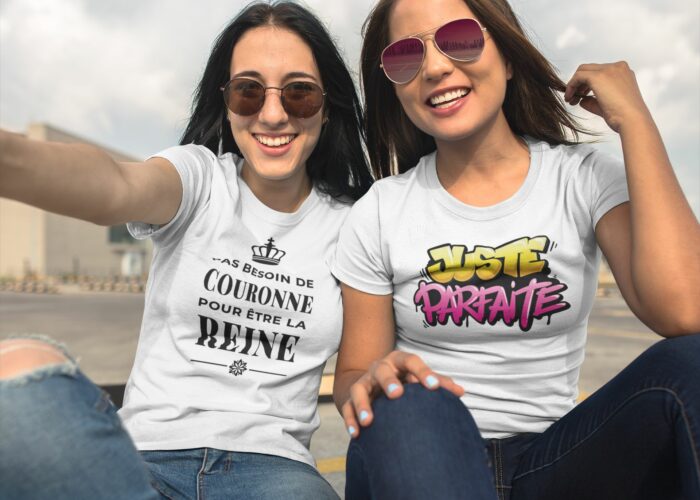 Deux jeunes filles avec t-shirt personnalisé